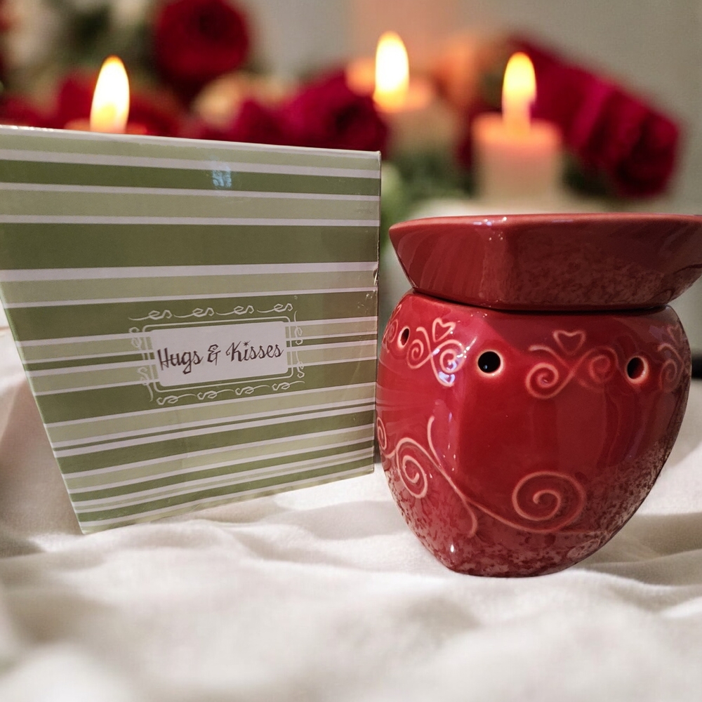 Scentsy Retired "Hugs & Kisses" full-size Candle Warmer